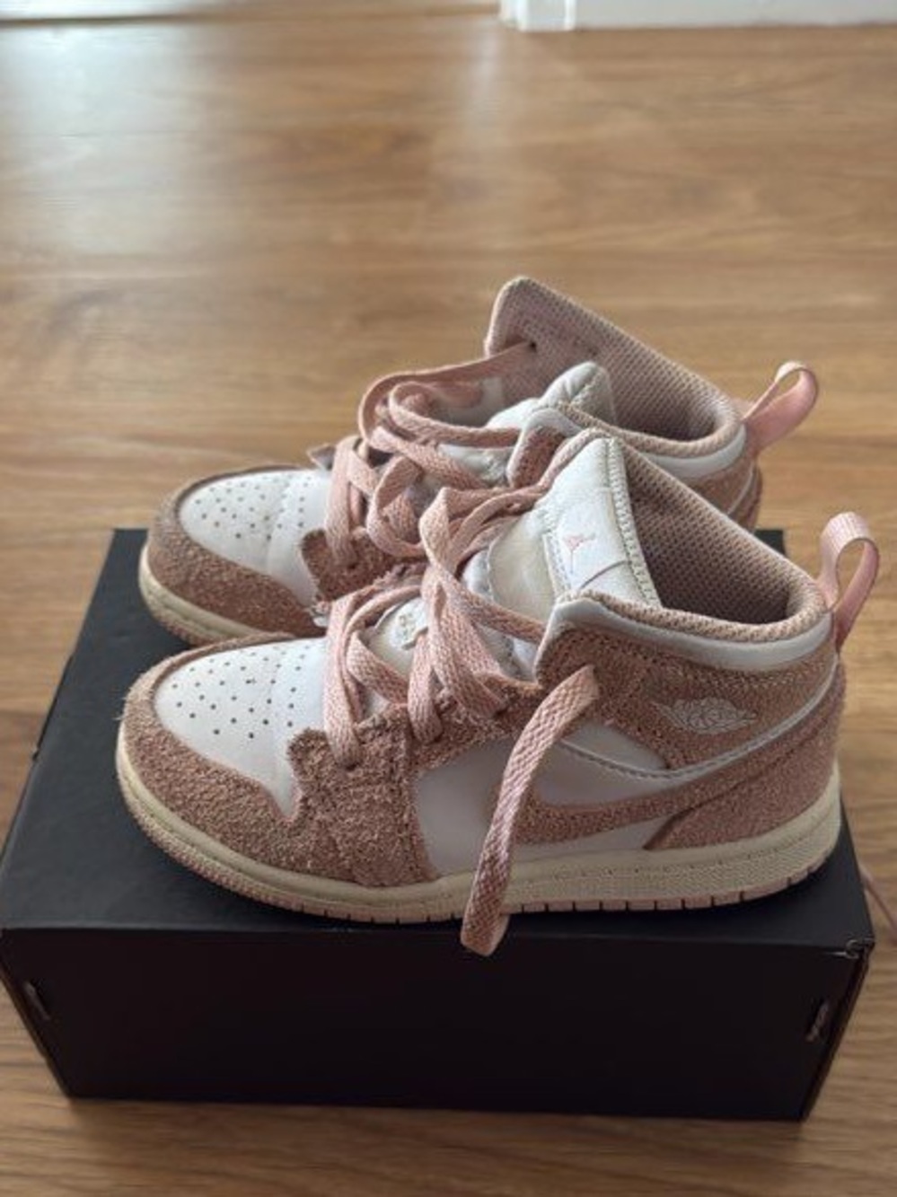 Nike Air Jordan 1 Low Pink and White Leather Sneakers - Picture 2 of 2